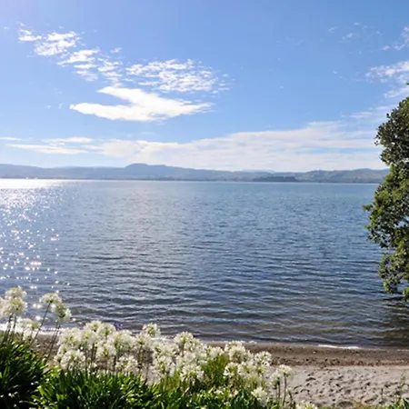 Black Swan Lakeside Boutique Hotel-3